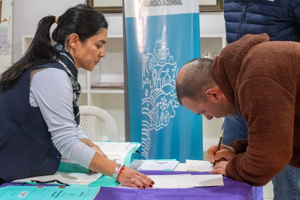 Se firmaron 55 escrituras y actas de regularización dominial en Villa Gesell
